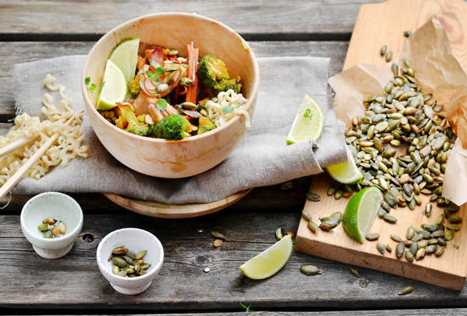 Asiatisk wok med nudlar och ananas