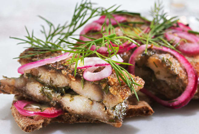 Stekt ättiksströmming med finhackad dill