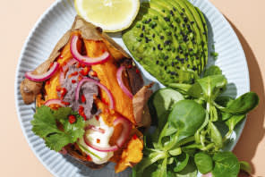 Bakad sötpotatis med bönröra, avokado & koriander