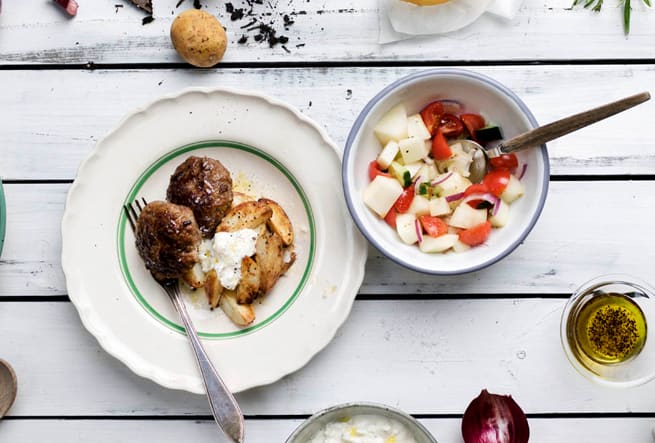 Biffar med rostad potatis, fetaostsås och melonsallad