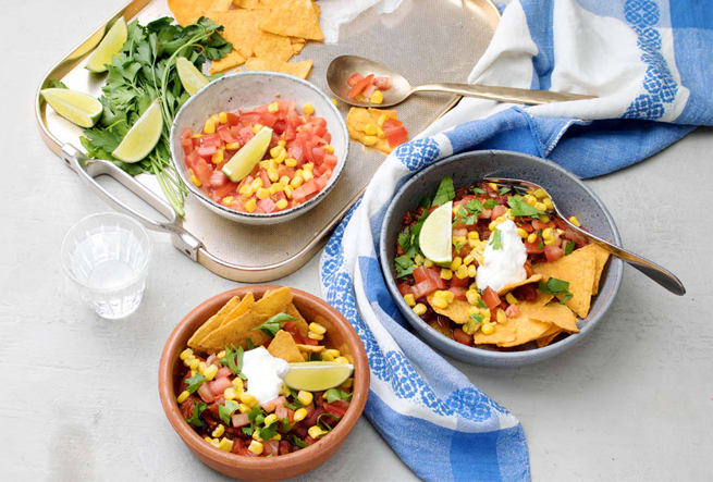 Bönchili toppad med majs, nachos och en klick yoghurt