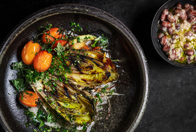 Grillad & bräserad endive med rökta tomater & krämiga borlottibönor