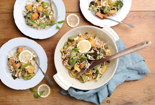 Cashewtoppad nudelsallad med citron och mynta