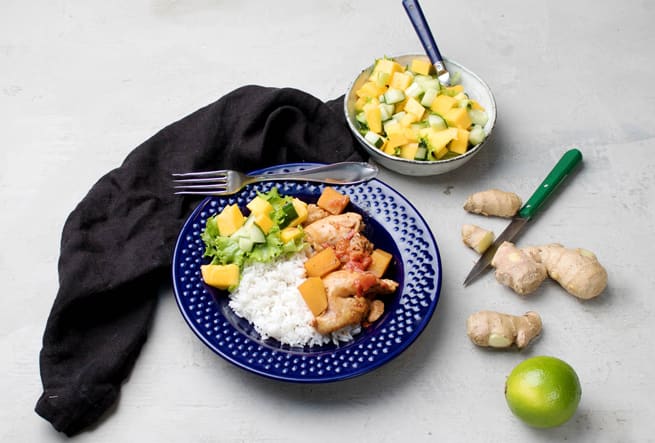 ”Chicken tikka masala” med kall ingefärssås och mangosallad