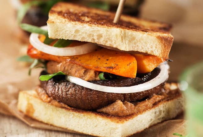 Club sandwich på portabellosvamp, rostad pumpa och auberginekräm