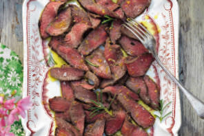 Dubbelmarinerad lammfilé med örtsås