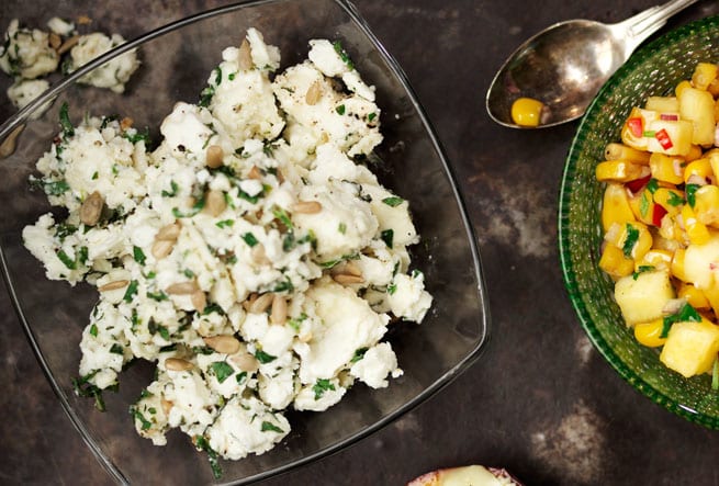 Fetaoströra med örter, honung och rostade solrosfrön