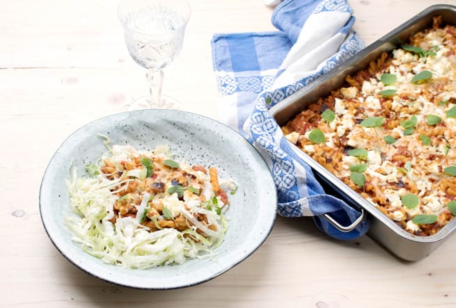 Fetaosttoppad pastagratäng med vitkålssallad