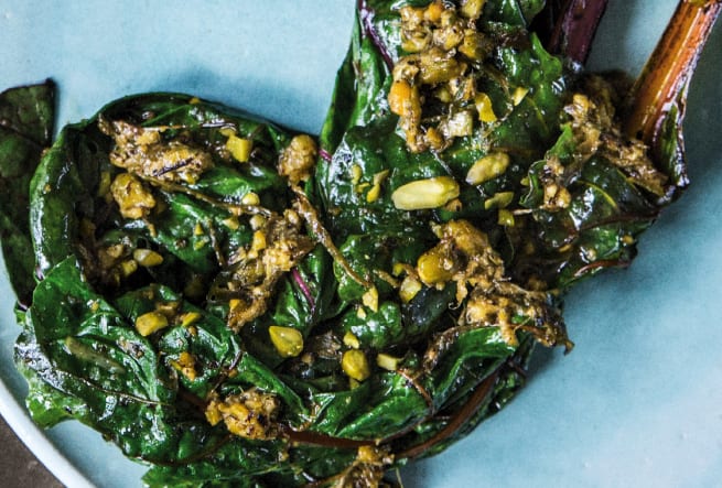 Grillad mangold med lök- och pistaschpesto