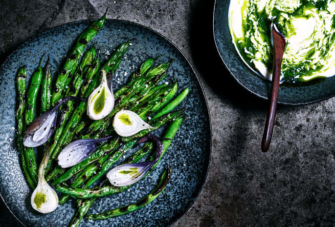 Grillade brytbönor med kolrostade lökar & crème fraiche med vitlök & örtolja
