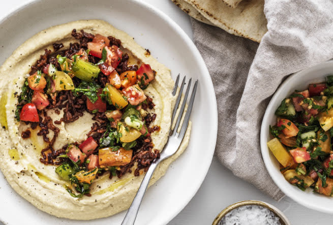 Hummus med knaperstekt lammfärs, hackade tomater & mynta