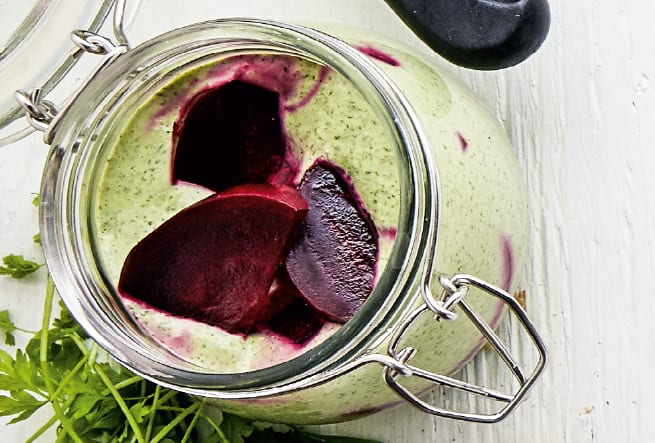 Inlagd rödbeta i krämig örtdressing