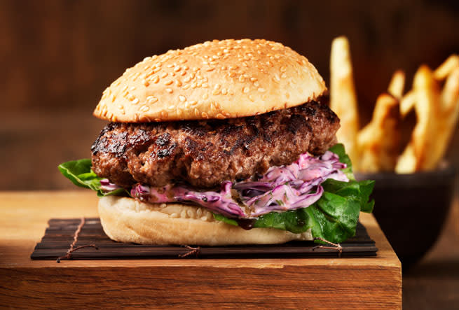 Japansk hamburgare med rödkålslaw och rostad palsternacka