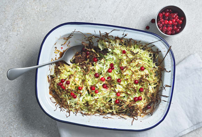 Kålpudding med rårörda lingon