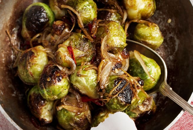 Karamelliserad brysselkål med ingefära, vitlök och chili
