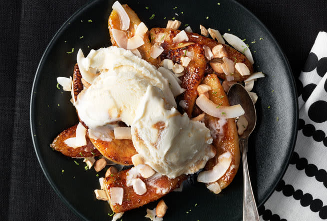 Karamelliserad banan med cashewnötter och kokosflakes