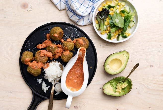 Kikärtsbollar med tomatsås, sallad och ris