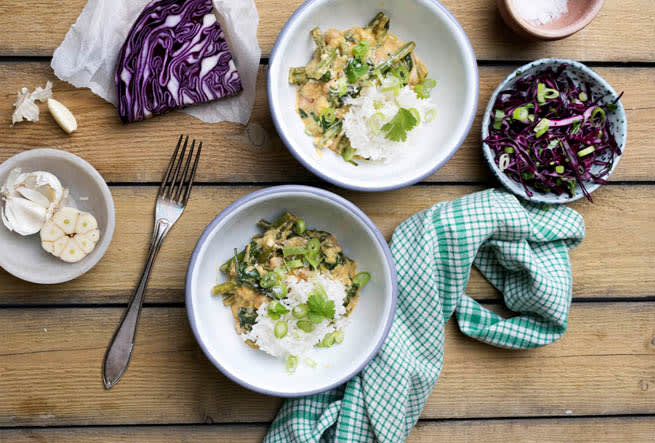 Kikärtsgryta med mango och koriandersallad
