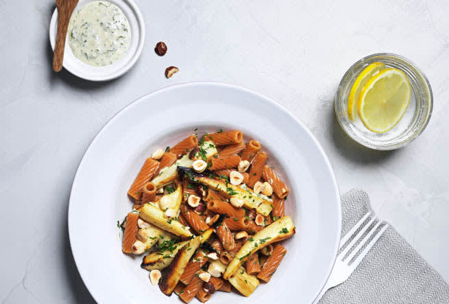 Kikärtspasta med citronglacerade palsternackor & rostade nötter