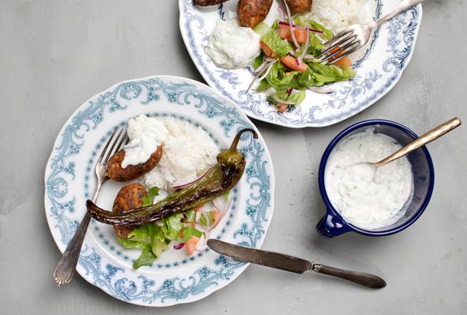 Köfte med tzatziki och grillad sivripaprika