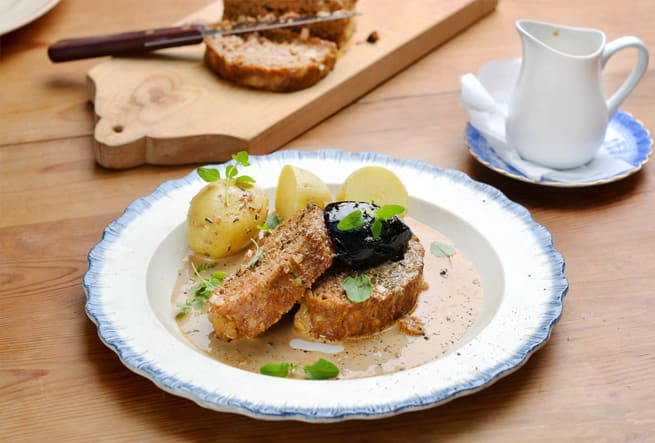 Köttfärslimpa med gräddsås, vinbärsgelé och rödkålssallad