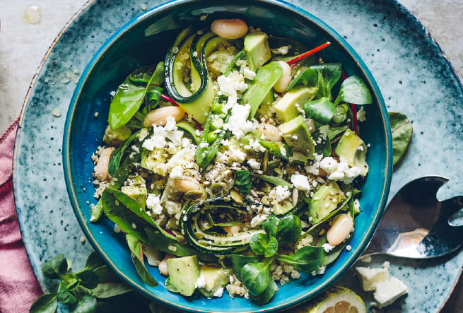 Krispig quinoasallad med zucchini, feta och citron