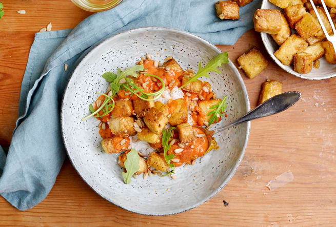 Krispig tofustroganoff med broccoli- och solrossallad