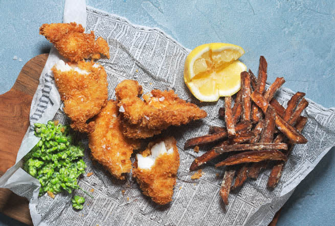 Krispig torsk med sötpotatisfries & krossade ärtor med mynta