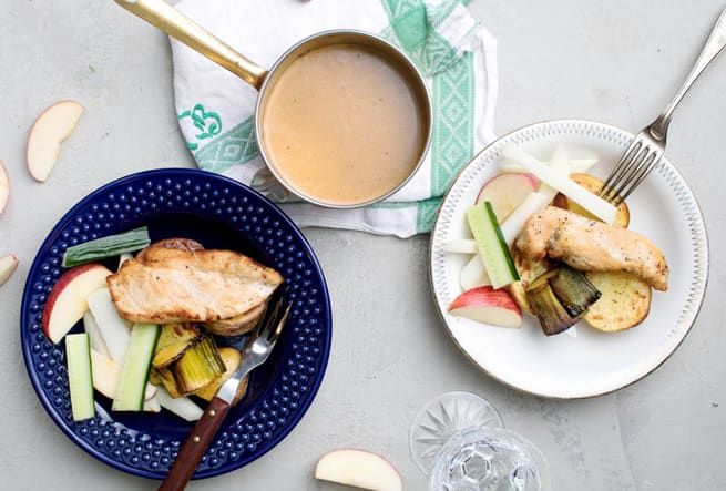 Kyckling med rostad potatis, gräddsås och plockgrönsaker