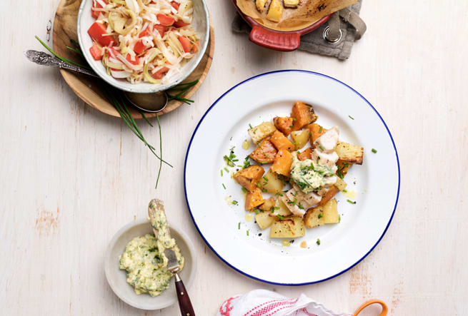 Kyckling med rostade rotfrukter, gräslökssmör och tomatsallad