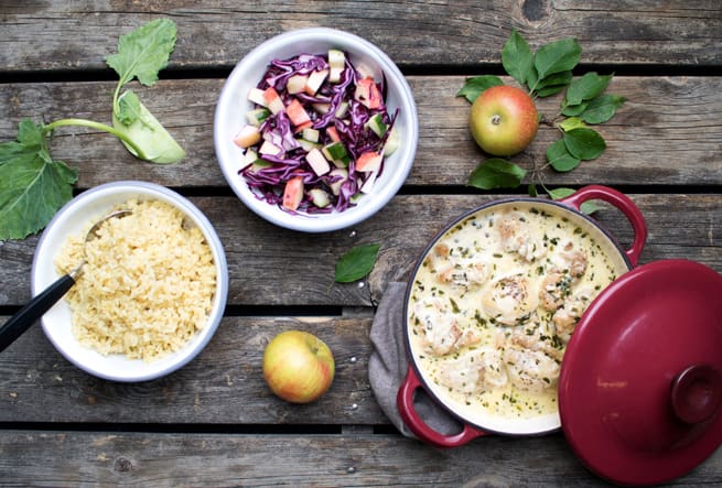 Kyckling i senap- och dragonsås med rödkålssallad