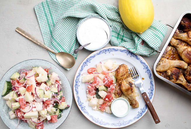 Kycklingdrumsticks med grekisk sallad och kall vitlökssås