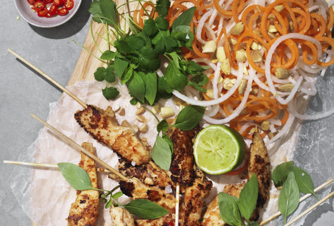 Kycklingspett med mandelsatay & svarvad sallad