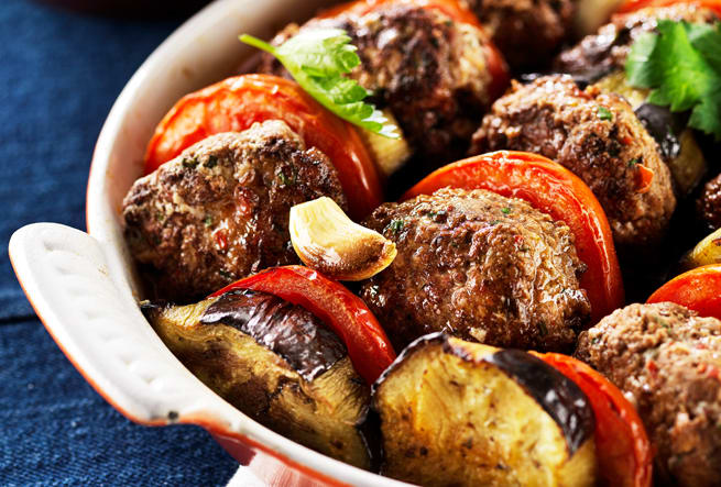 Lammfärsbiffar med aubergine & tomater