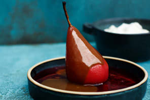 Lingonpäron med kolasås & vispad grädde