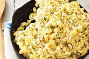 Makaronilåda med gul lök och parmesan