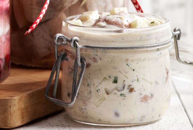 Matjessallad med lök, äpple och kapris