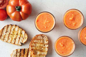 Färskmixad tomatsoppa