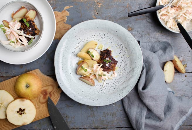 Fläskfärsbiffar med rostad potatis och coleslaw