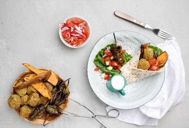Falafel i tortillabröd med grillade pimientos de padron & vitlökssås