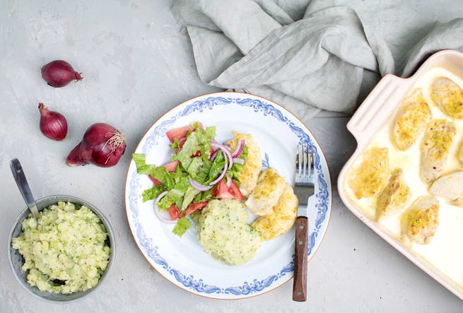 Kycklingfiléer och vitlök i ugn med broccoli- och potatisstomp