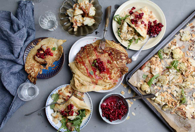 Raggmunkar med lingon och mandelrostad blomkålssallad