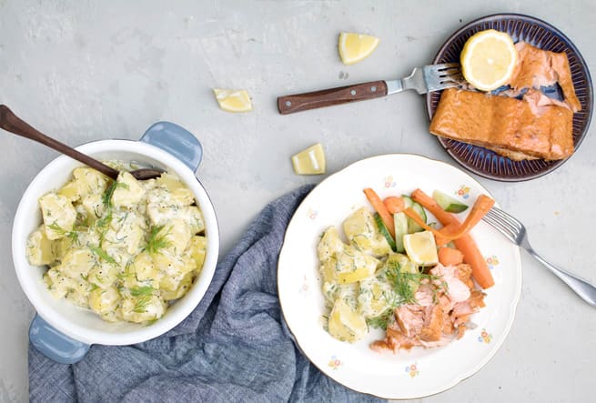 Varmrökt lax med dillstuvad potatis och grillade grönsaker