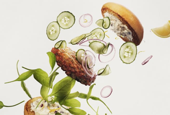 Fiskburgare med citron, fetaost och rödlök