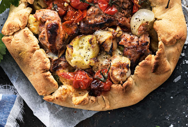 Paj med färskkorv och grönsaker