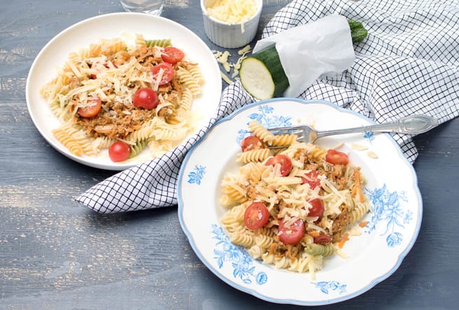 Pasta med krämig köttfärssås och färska tomater