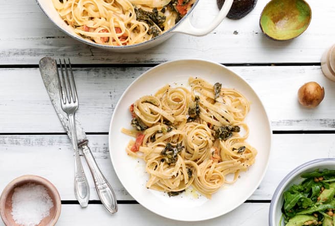 Krämig pasta med frästa tomater, fänkål och avokadosallad