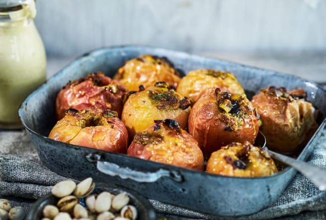 Pistaschfyllda äpplen med hemgjord vaniljvisp