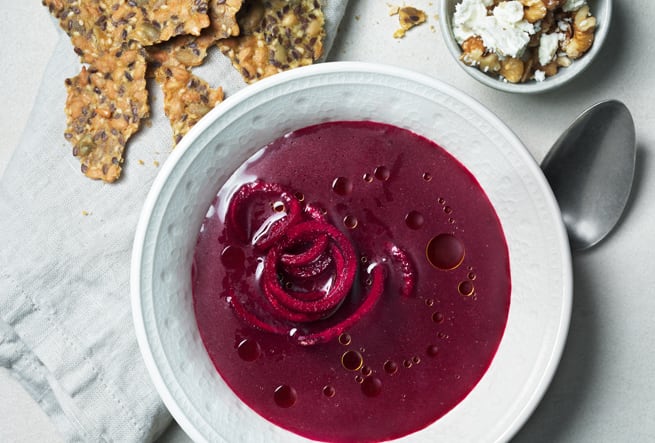 Rödbetssoppa med fetaost och fröknäcke