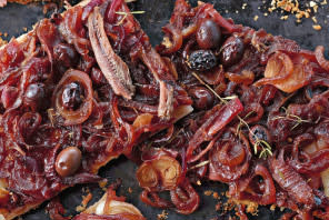 Rödlökspaj med ansjovis